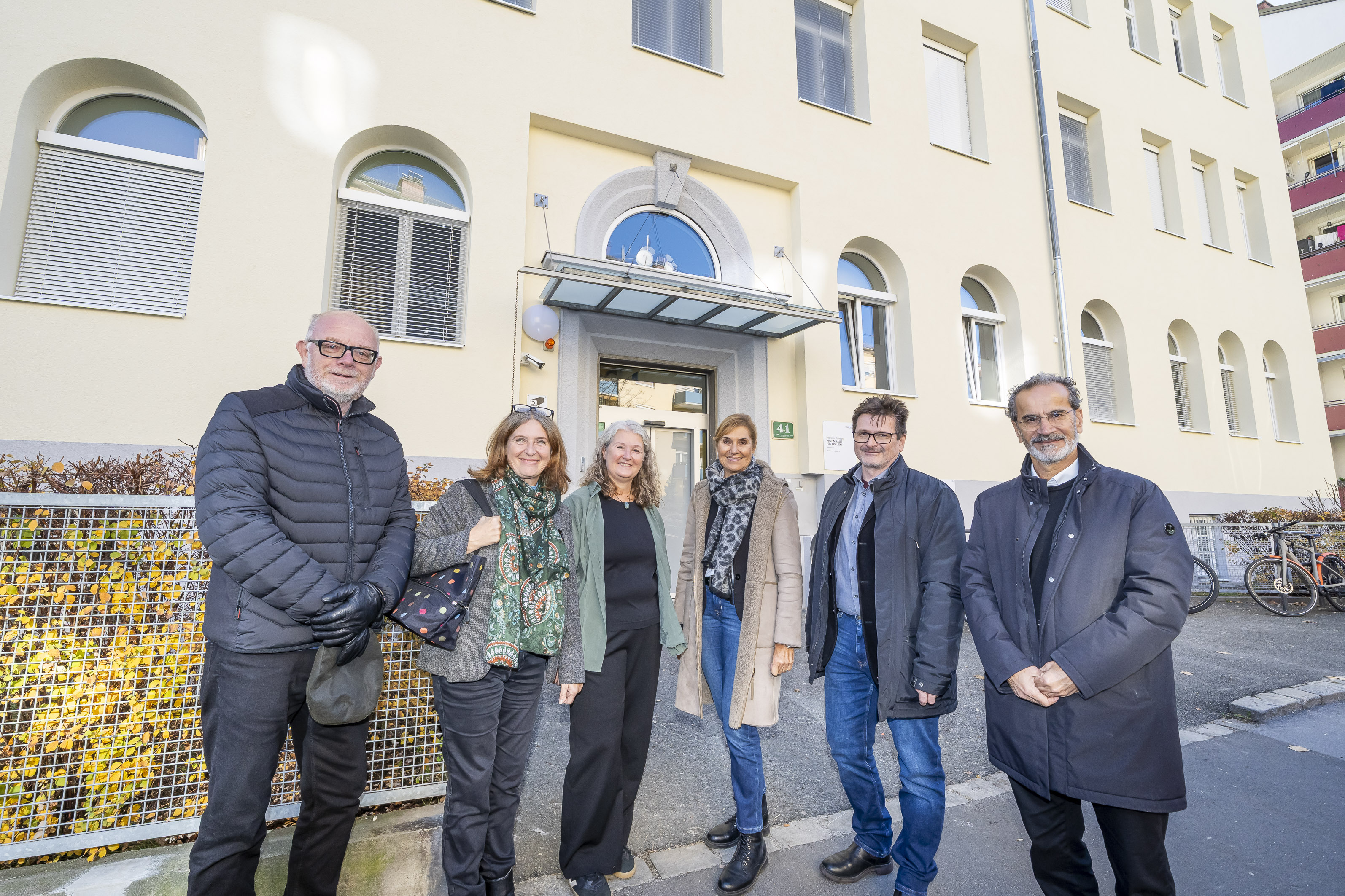 Vor dem Frauenwohnhaus: Rainer Plösch (GBG), Bürgermeisterin Elke Kahr, Iris Garger-Semlischt (Leiterin Frauenwohnhaus), Sozialamtsleiterin Andrea Fink, Rudolf Peer (GBG) und Saman Zandi (GBG) (v. l.). © Stadt Graz/Fischer Vor dem Frauenwohnhaus: Rainer Plösch (GBG), Bürgermeisterin Elke Kahr, Iris Garger-Semlischt (Leiterin Frauenwohnhaus), Sozialamtsleiterin Andrea Fink, Rudolf Peer (GBG) und Saman Zandi (GBG) (v. l.).