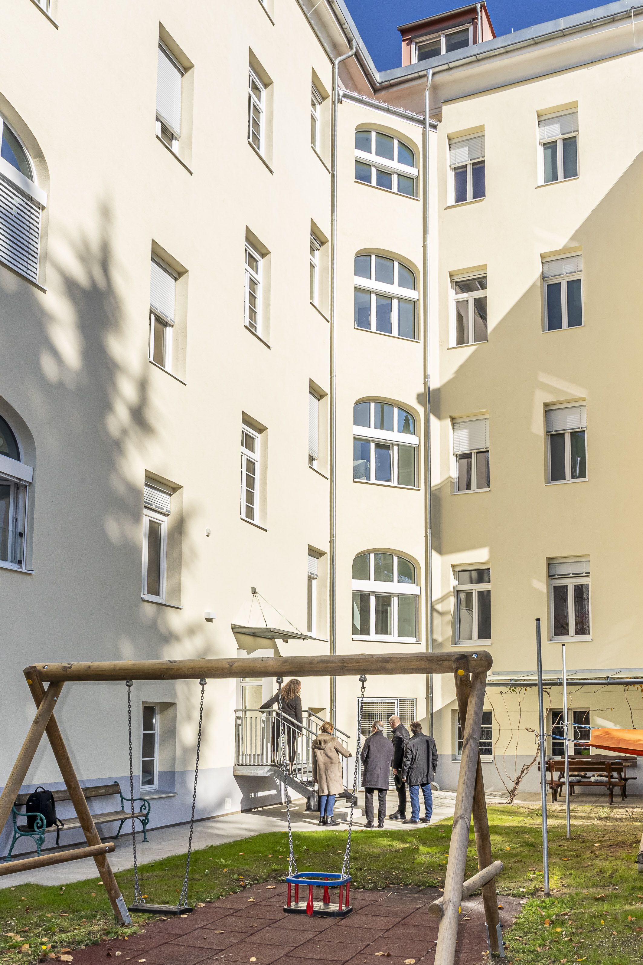 Der neu gestaltete Garten im Wohnhaus für Frauen mit Spielgeräten und Beschattung. © Stadt Graz/Fischer Der neu gestaltete Garten im Wohnhaus für Frauen mit Spielgeräten und Beschattung.