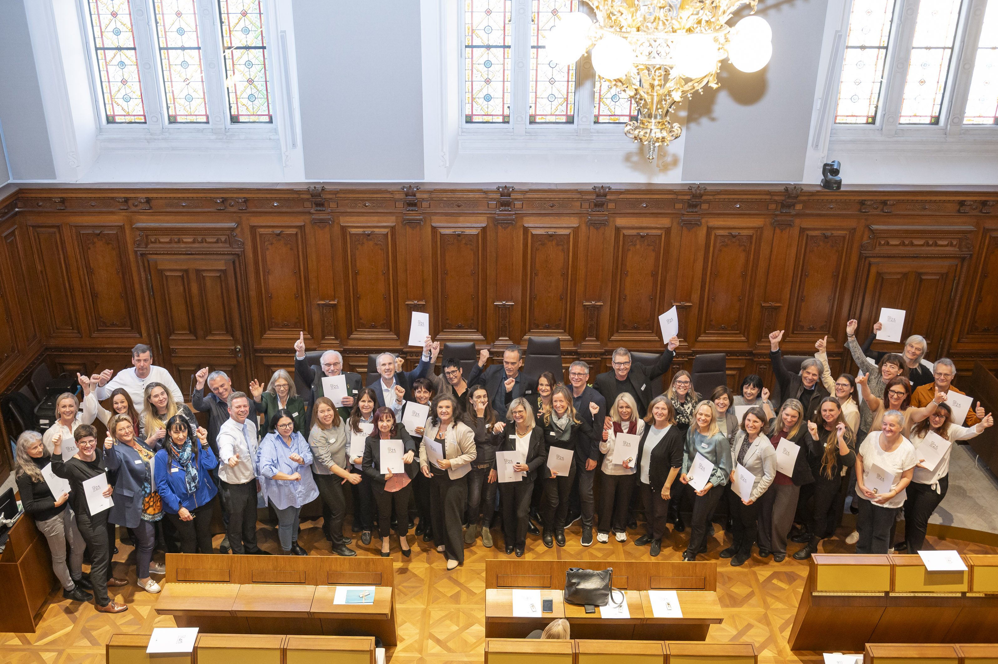 Feierlaune: Die Mitarbeiter:innen, die seit 25 Jahren beim Magistrat im Dienst sind, wurden heute feierlich geehrt.