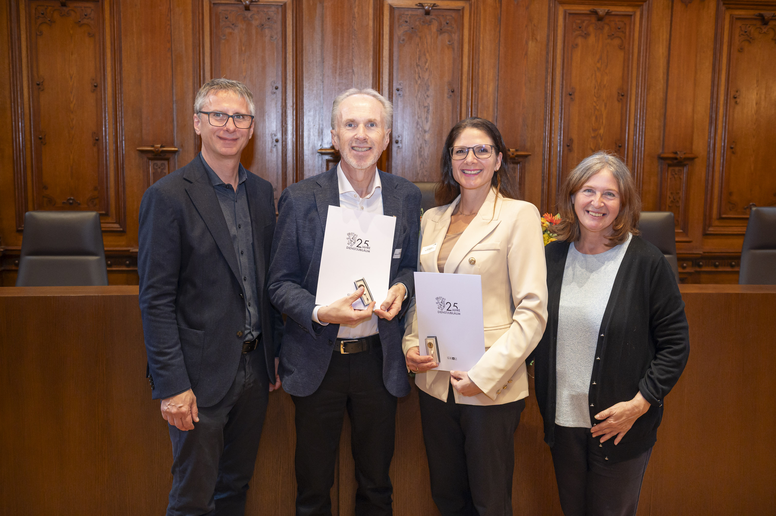 Magistratsdirektor Martin Haidvogl (l.) und Bürgermeisterin Elke Kahr (r.) mit den beiden Abteilungsleiter:innen, die ebenso ihr 25. Dienstjubiläum feierten: Günter Fürntratt, Leiter der Abteilung für Bildung und Integration und Doris Jurschitsch, Leiterin der Bau- und Anlagenbehörde.