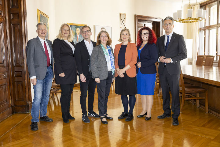 Die Stadtregierung, von links: StR Manfred Eber, StRin Claudia Unger, StR Robert Krotzer, Bgm.in Elke Kahr, Bgm-StVin. Judith Schwentner, StRin Claudia Schönbacher, StR Kurt Hohensinner / Nov. 2025