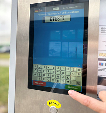 Geben Sie beim Parkautomaten das Kennzeichen ihres Kfz ein.