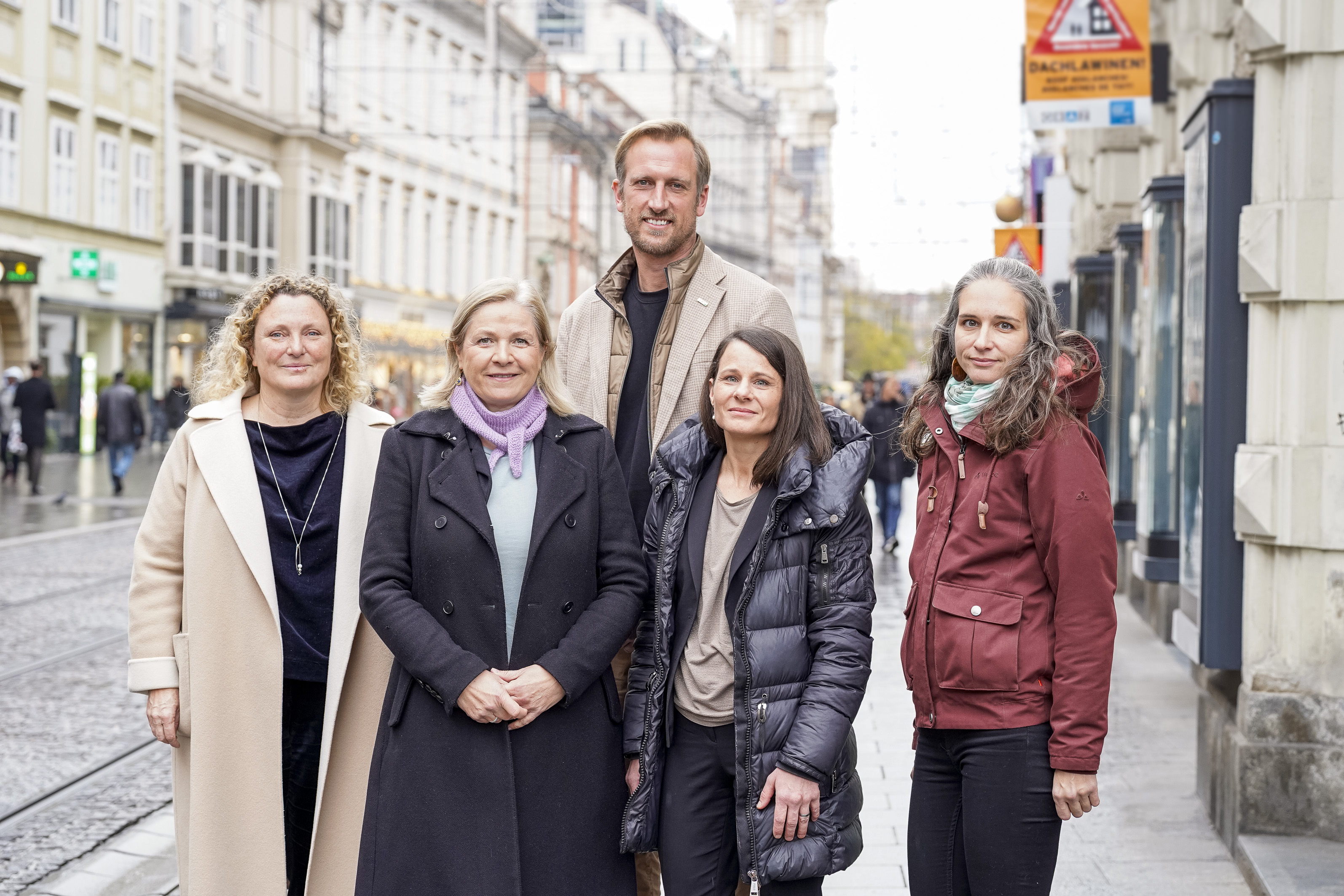 Die Stadt Graz, die Wirtschaftskammer Steiermark, die Universität Graz und die TU Graz präsentierten die Ergebnisse einer umfassenden Studie zum mobilitätsbezogenen Ein-kaufsverhalten in der Grazer Innenstadt. Im Bild:  Aglaée Degros (TU Graz), Vizebürgermeisterin Judith Schwentner, Bernhard Bauer (WKO), Nina Hampl (Universität Graz) und Renate Platzer (Abteilung für Verkehrsplanung)