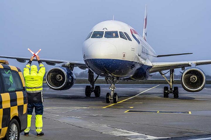 Ankunft des ersten Fliegers aus London am Grazer Flughafen