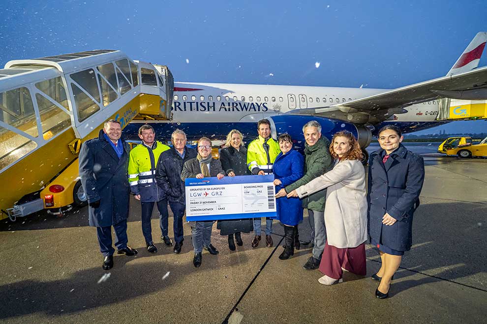Begrüßung des Flugzeugs durch (v. li. n. re.):  Ambassador BA Euroflyer, Jürgen Löschnig (Geschäftsführer Graz Airport), Wolfgang Malik (Vorstandsvorsitzender Holding Graz), Jakob Zimmermann (Senior Manager Network & Fleet BA Euroflyer),  Lindsay Skoll (britische Botschafterin in Österreich), Wolfgang Grimus (Geschäftsführer Graz Airport) , Landeshauptmann-Stellvertreterin Manuela Khom, Stadtrat Kurt Hohensinner, Susanne Haubenhofer (Geschäftsführung Tourismusverband Region Graz), Ambassador British Airlines Euroflyer