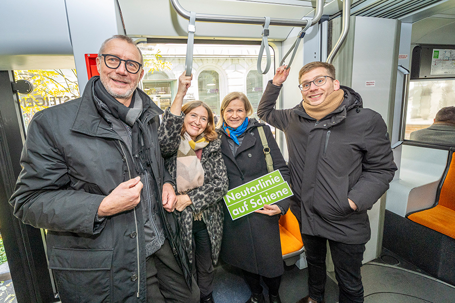 Großer Bahnhof bei der prominenten Probefahrt der Neutorlinie – Gerhard Amtmann, Elke Kahr, Judith Schwentner und Robert Krotzer (v. l.)