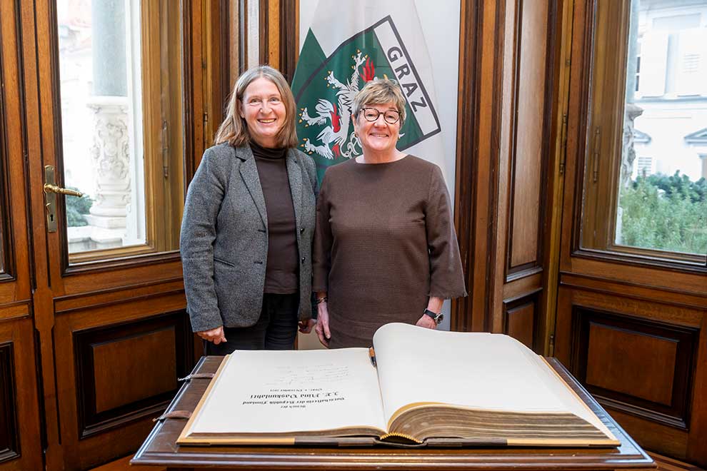 Bürgermeisterin Elke Kahr mit Nina Vaskulahti.