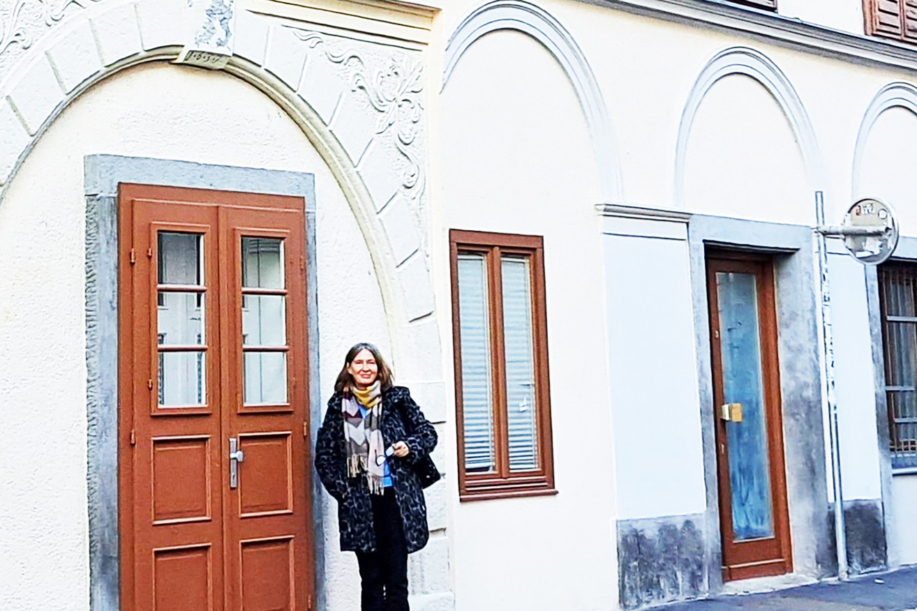 Bürgermeisterin Elke Kahr vor dem Haus Dominikangergasse 8. © kk Bürgermeisterin Elke Kahr vor dem Haus Dominikangergasse 8.