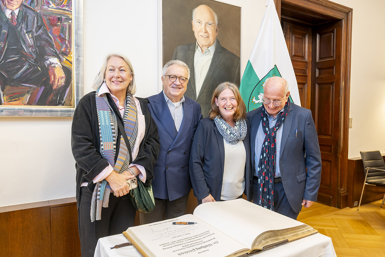 Eintragung ins Goldene Buch der Stadt Graz: Nora und Wolfgang Petritsch, Bürgermeisterin Elke Kahr und der Vorsitzende der Kulturinitiative Stmk., Karl-Heinz Herper (v. l.). © Stadt Graz/Fischer Eintragung ins Goldene Buch der Stadt Graz: Nora und Wolfgang Petritsch, Bürgermeisterin Elke Kahr und der Vorsitzende der Kulturinitiative Stmk., Karl-Heinz Herper (v. l.).