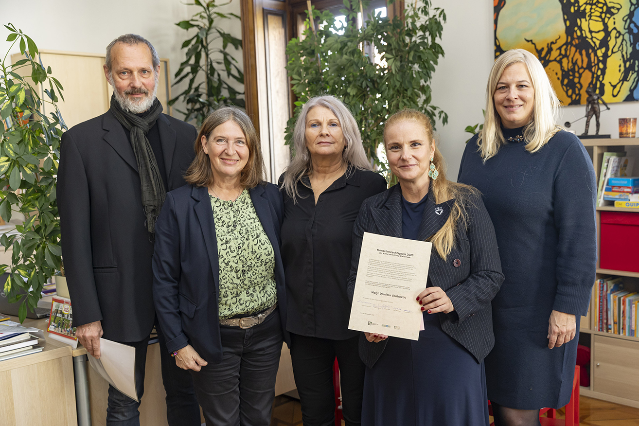 Daniela Grabovac mit Bürgermeisterin Elke Kahr (2. v. l.) und Stadträtin Claudia Unger (r.) sowie t Richard Edelsbrunner und Luise Grinschgl (3. v. l.) von der Kutlurvermittlung © Stadt Graz/Fischer Daniela Grabovac mit Bürgermeisterin Elke Kahr (2. v. l.) und Stadträtin Claudia Unger (r.) sowie t Richard Edelsbrunner und Luise Grinschgl (3. v. l.) von der Kutlurvermittlung