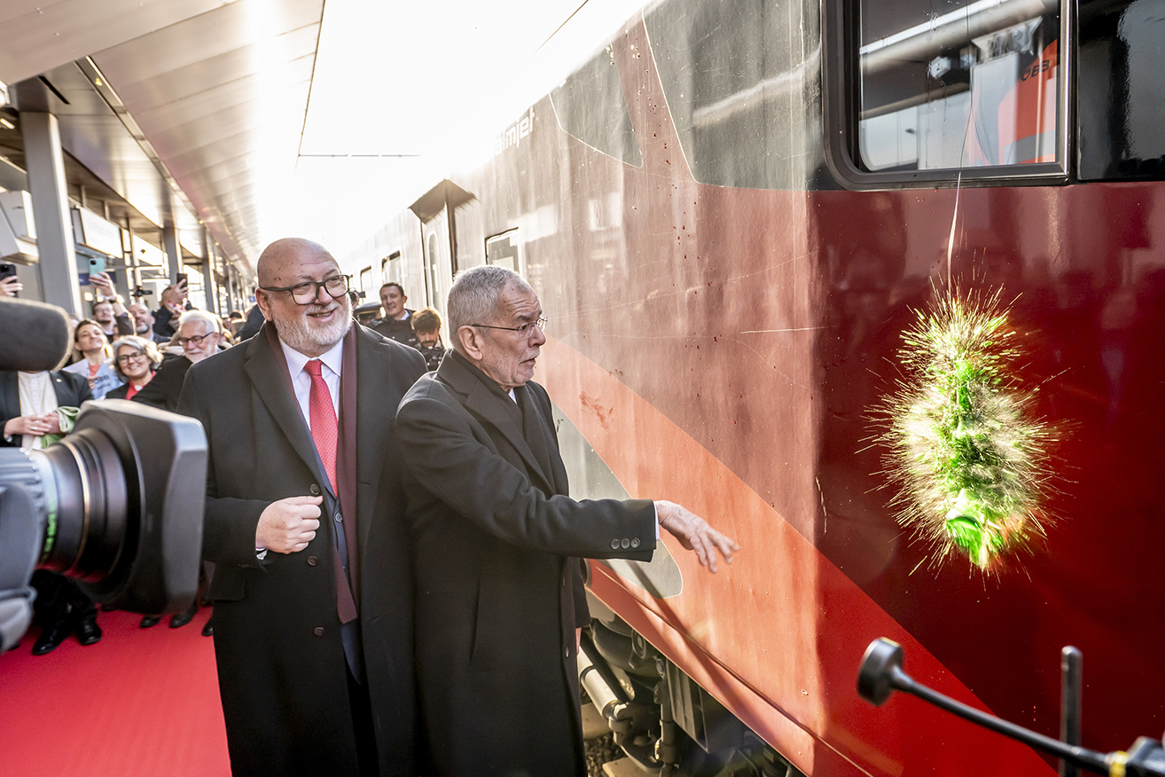 Getroffen, Herr Präsident! Alexander van der Bellen nahm gemeinsam mit ÖBB-Generaldirektor Andreas Matthä die Zugtaufe vor. © Stadt Graz/Fischer Getroffen, Herr Präsident! Alexander van der Bellen nahm gemeinsam mit ÖBB-Generaldirektor Andreas Matthä die Zugtaufe vor.