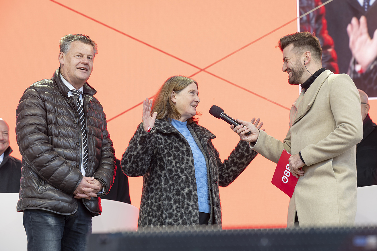 Bürgermeisterin Elke Kahr und ihr Klagenfurter Pendant, Christian Scheider, standen dem Moderator Rede und Antwort. © Stadt Graz/Fischer Bürgermeisterin Elke Kahr und ihr Klagenfurter Pendant, Christian Scheider, standen dem Moderator Rede und Antwort.