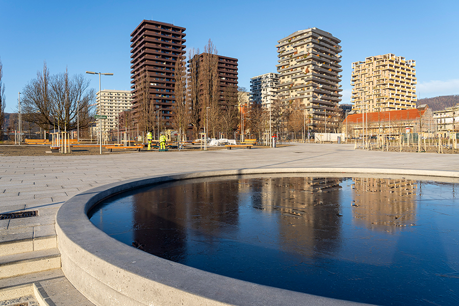 Reininghaus-Skyline im neuen Wasserbecken. Gefüllt wird es aber erst wieder im Frühling.