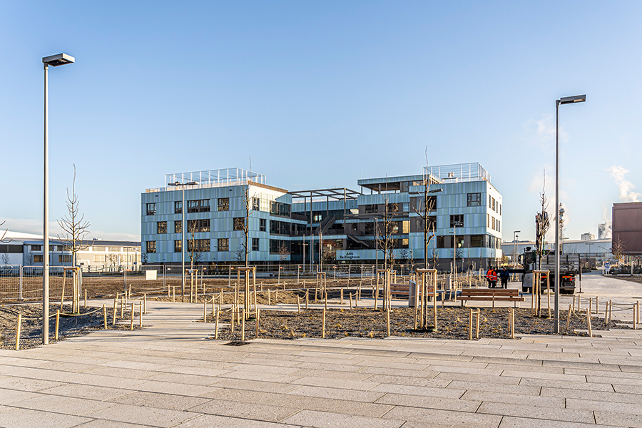 Gute Nachbarschaft: der Schulcampus mit AHS und Volksschule schließt gleich an den Platz an.