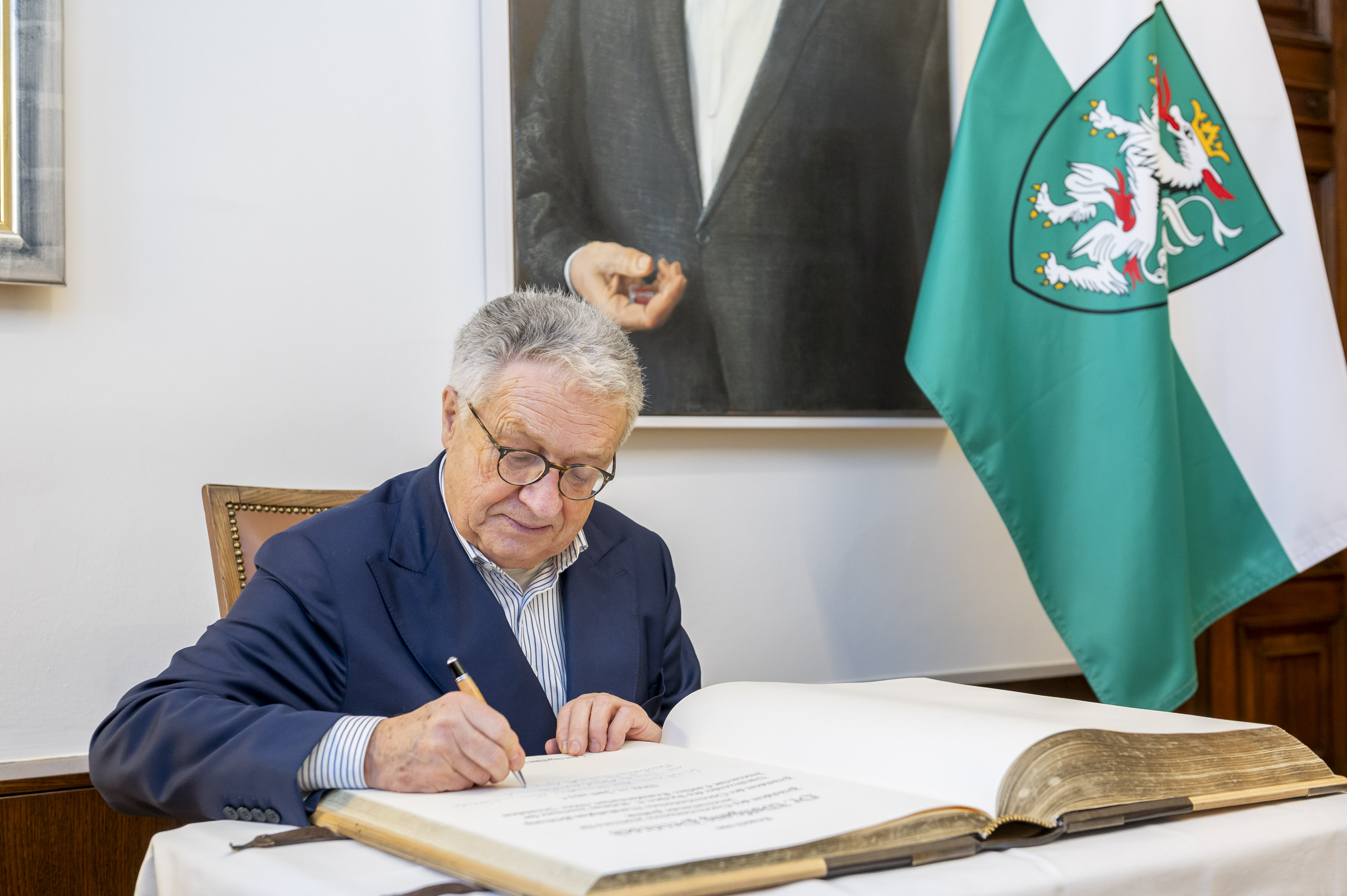 Zu Gast im Rathaus. Wolfgang Petritsch trug sich ins Goldene Buch der Stadt ein.