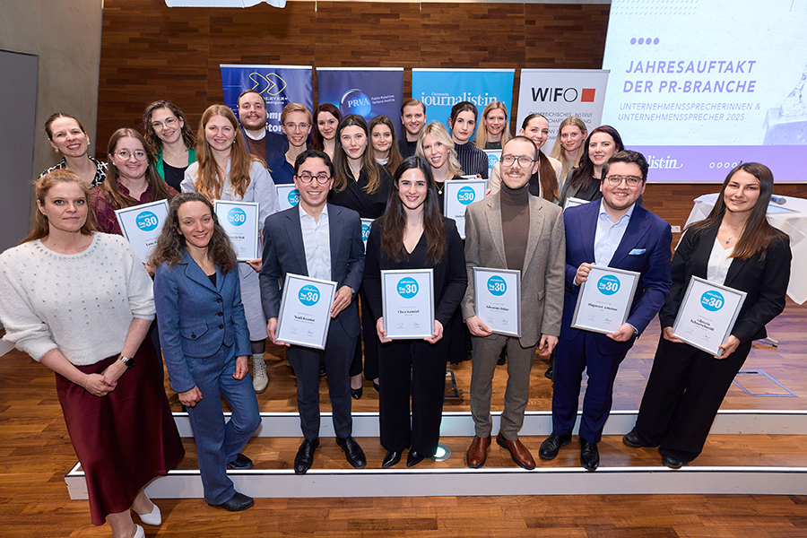 Die Preisträgerinnen und Preisträger der "30 unter 30" PR-Talente. Nadine Aichholzer, 3. Reihe 2. von links