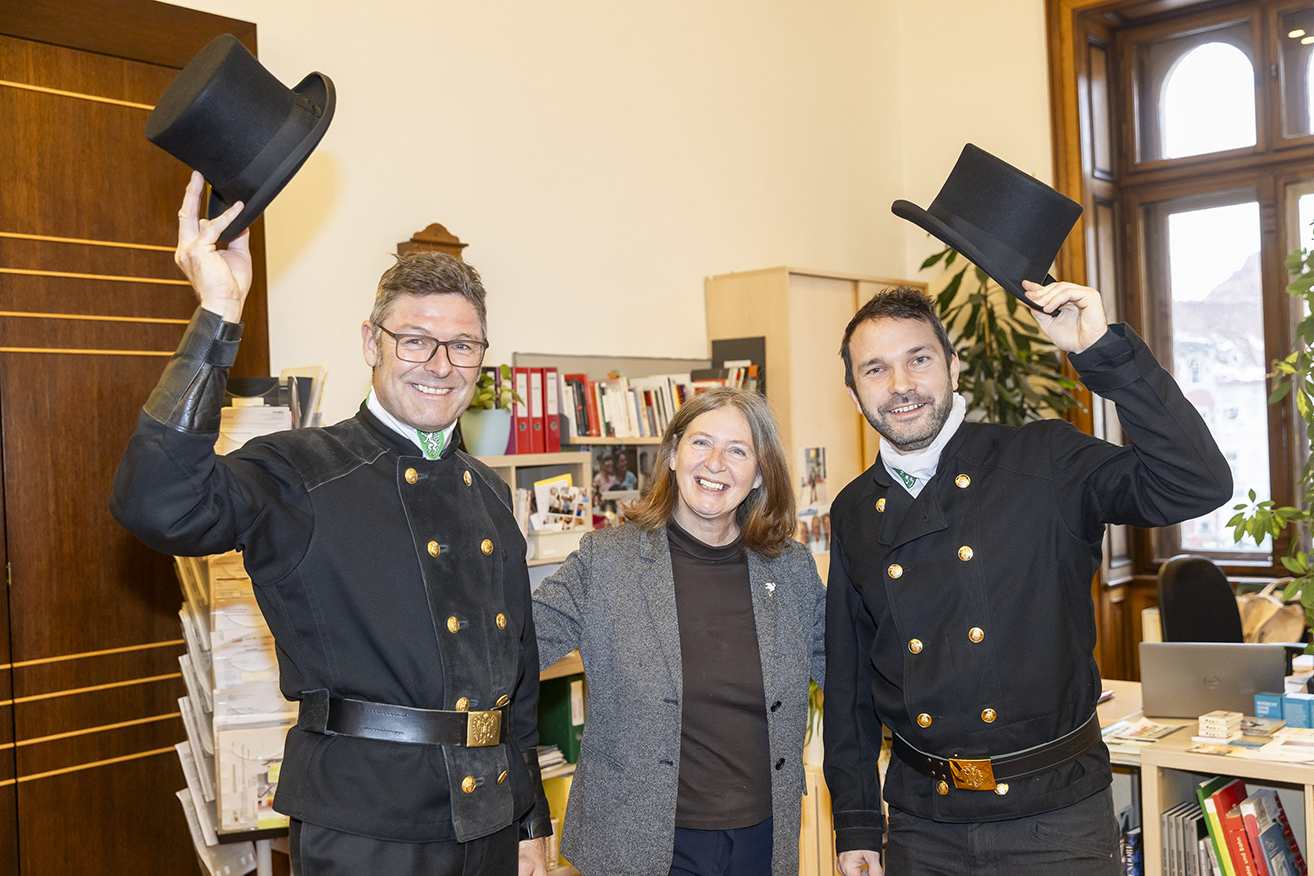 Bürgermeisterin Elke Kahr bekam heute Besuch von zwei "Glücksbringern": Bernd Huber (l.) und Christian Gruber.