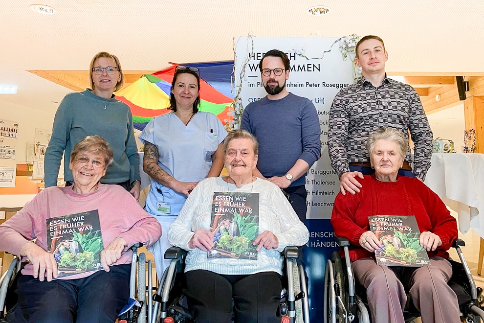 Übergabe der Ernährungsbroschüre an die GGZ Pflegewohnheim Bewohner:innen © GGZ Übergabe der Ernährungsbroschüre an die GGZ Pflegewohnheim Bewohner:innen