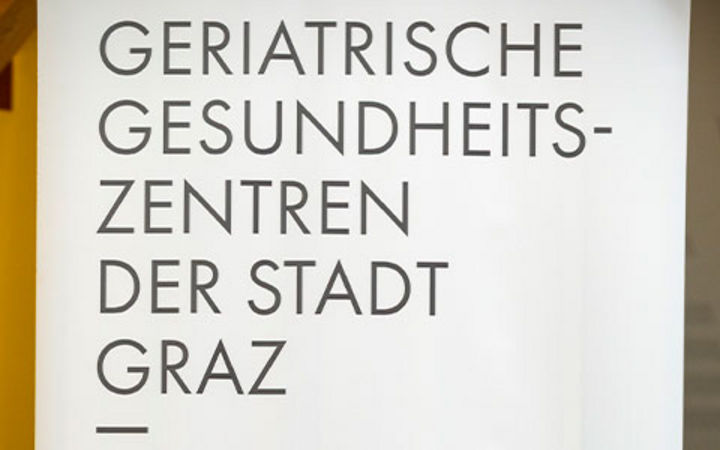 Roll-Up mit dem Schriftzug "Geriatrische Gesundheitszentren der Stadt Graz"