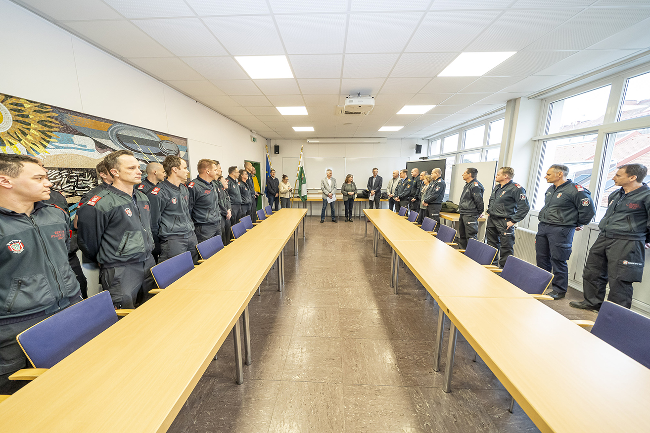 Zahlreiche Mannen der Berufsfeuerwehr waren zur Amtseinführung ihres neuen Chefs gekommen.