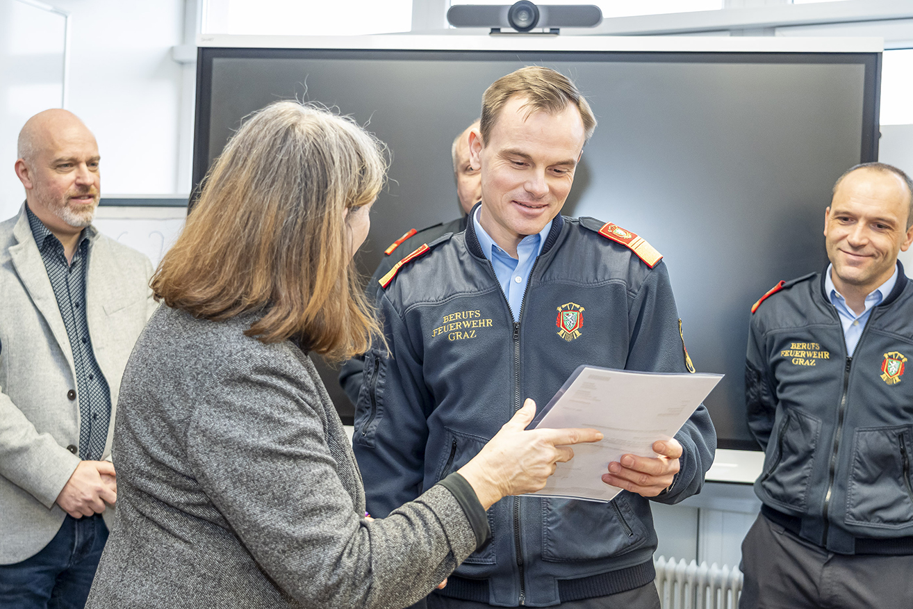 Die Bürgermeisterin überreichte dem neuen Branddirektor die Bestellungsurkunde.