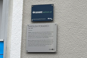 Gedenktafel für albanischen Dichter enthüllt