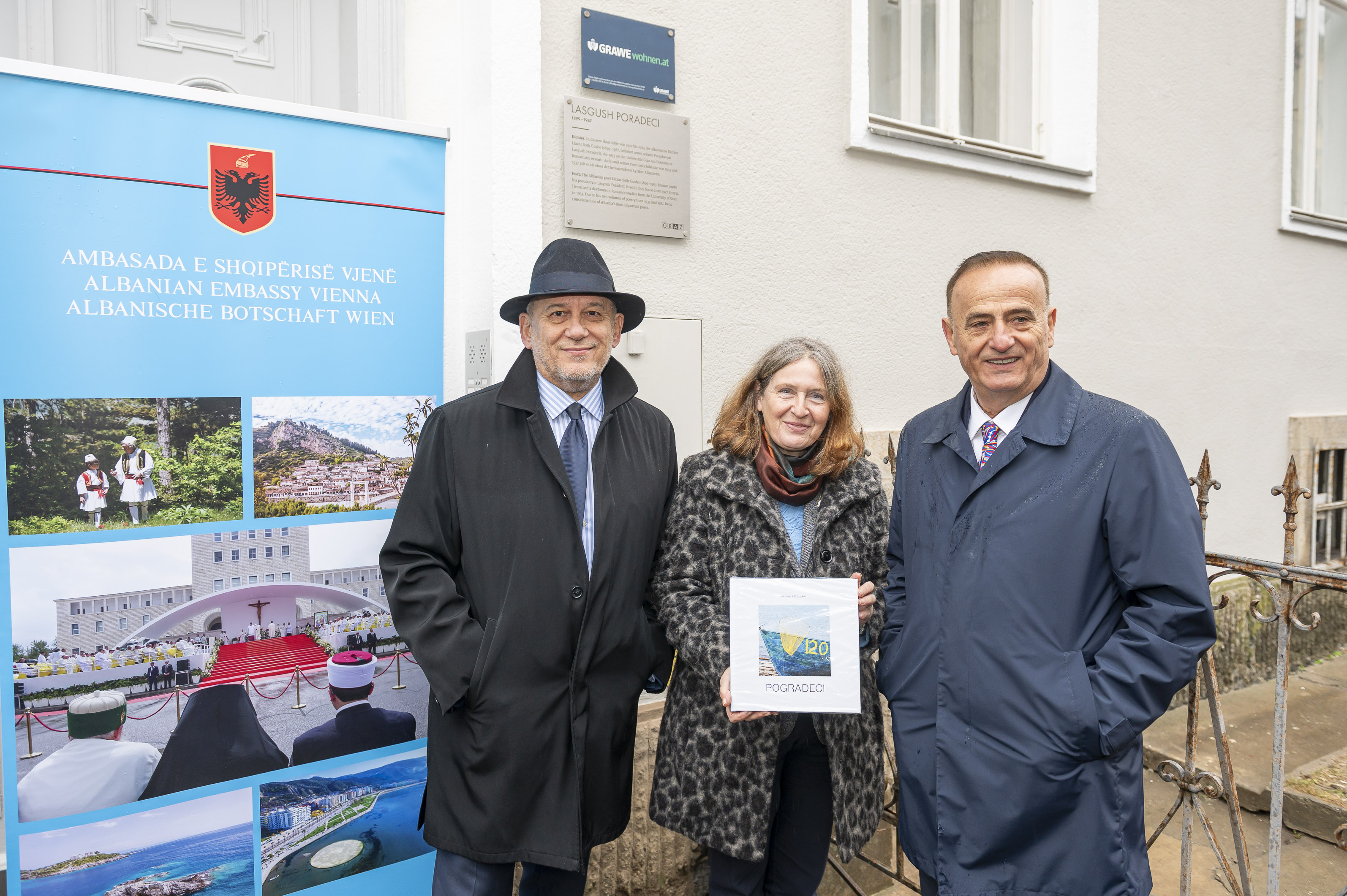 V.l.: Botschafter Fate Velaj, Bürgermeisterin Elke Kahr und Bürgermeister Ilir Xhakolli (Pogradec, Geburtsstadt des Dichters).