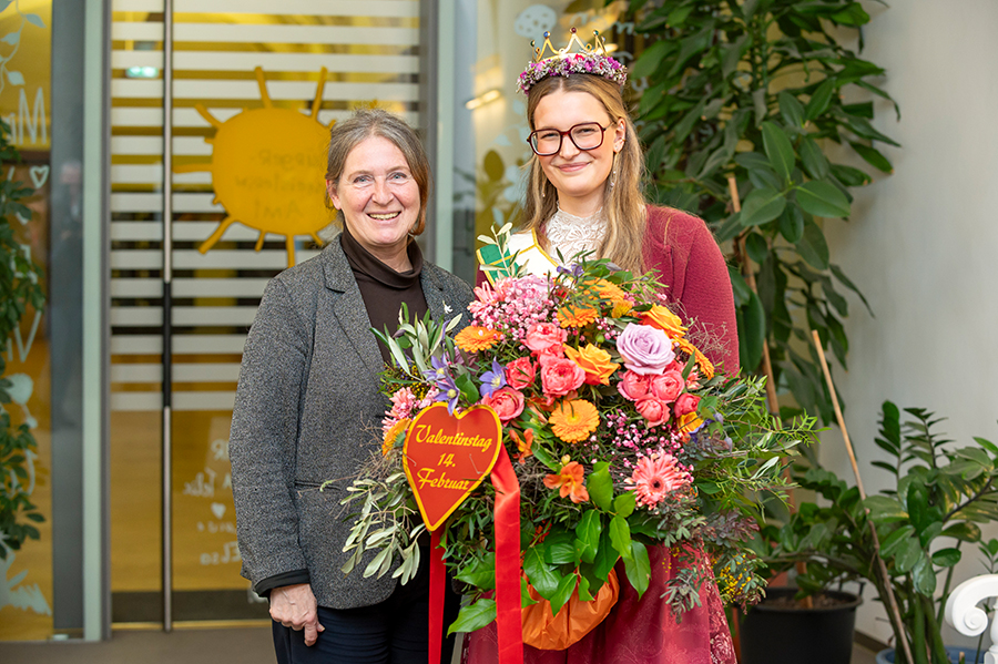 Blühende Grüße von Blumenkönigin Lisa II. an die Bürgermeisterin Elke Kahr