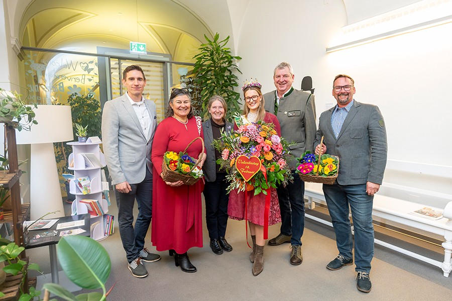 Begleitet wurde die Blumenkönigin vom Obmann der ARGE Mario Marbler, Schriftführerin Renate Jausner-Zotter, Obmann der steirischen Gärtner Ferdinand Lienhart und Obmann der Blumenschmuck Gärtner Helmut Friedl (v.l.)