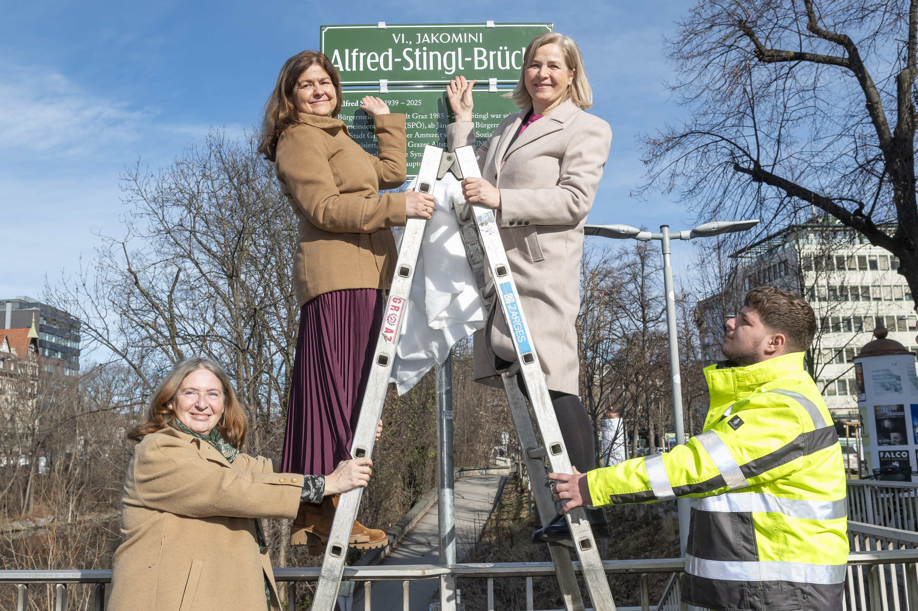Enthüllten heute die Tafel der Alfred-Stingl-Brücke (vormals Augartenbrücke): Bürgermeisterin Elke Kahr (l.), SPÖ-Chefin Doris Kampus und Vizebürgermeisterin Judith Schwentner (r.).