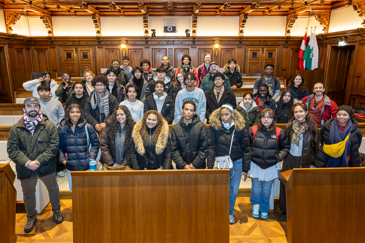 Im Gemeinderatssaal: Schüler:innen der Discovery High School Bronx