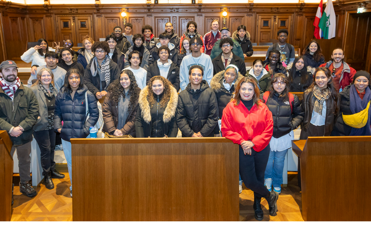 Bürgermeisterin Elke Kahr (2.v.l.) und Gemeinderätin Sahar Mohsenzada (4.v.r.) mit den Schüler:innen und Lehrkräften der Discovery High School aus dem New Yorker Stadtteil Bronx © Stadt Graz/Fischer Bürgermeisterin Elke Kahr (2.v.l.) und Gemeinderätin Sahar Mohsenzada (4.v.r.) mit den Schüler:innen und Lehrkräften der Discovery High School aus dem New Yorker Stadtteil Bronx