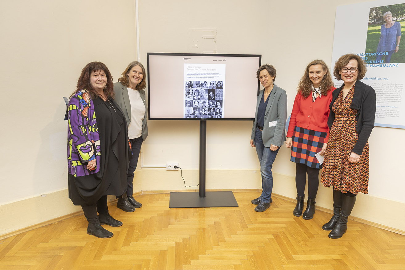 Rund um den neuen Touchscreen: Bürgermeisterin Elke Kahr (2. v. l.), Doris Kirschner (l.), Barbara Gartner-Hofbauer, (3. v. l.), Annette Rainer und Sybille Dienesch (r.). © Stadt Graz/Fischer Rund um den neuen Touchscreen: Bürgermeisterin Elke Kahr (2. v. l.), Doris Kirschner (l.), Barbara Gartner-Hofbauer, (3. v. l.), Annette Rainer und Sybille Dienesch (r.).