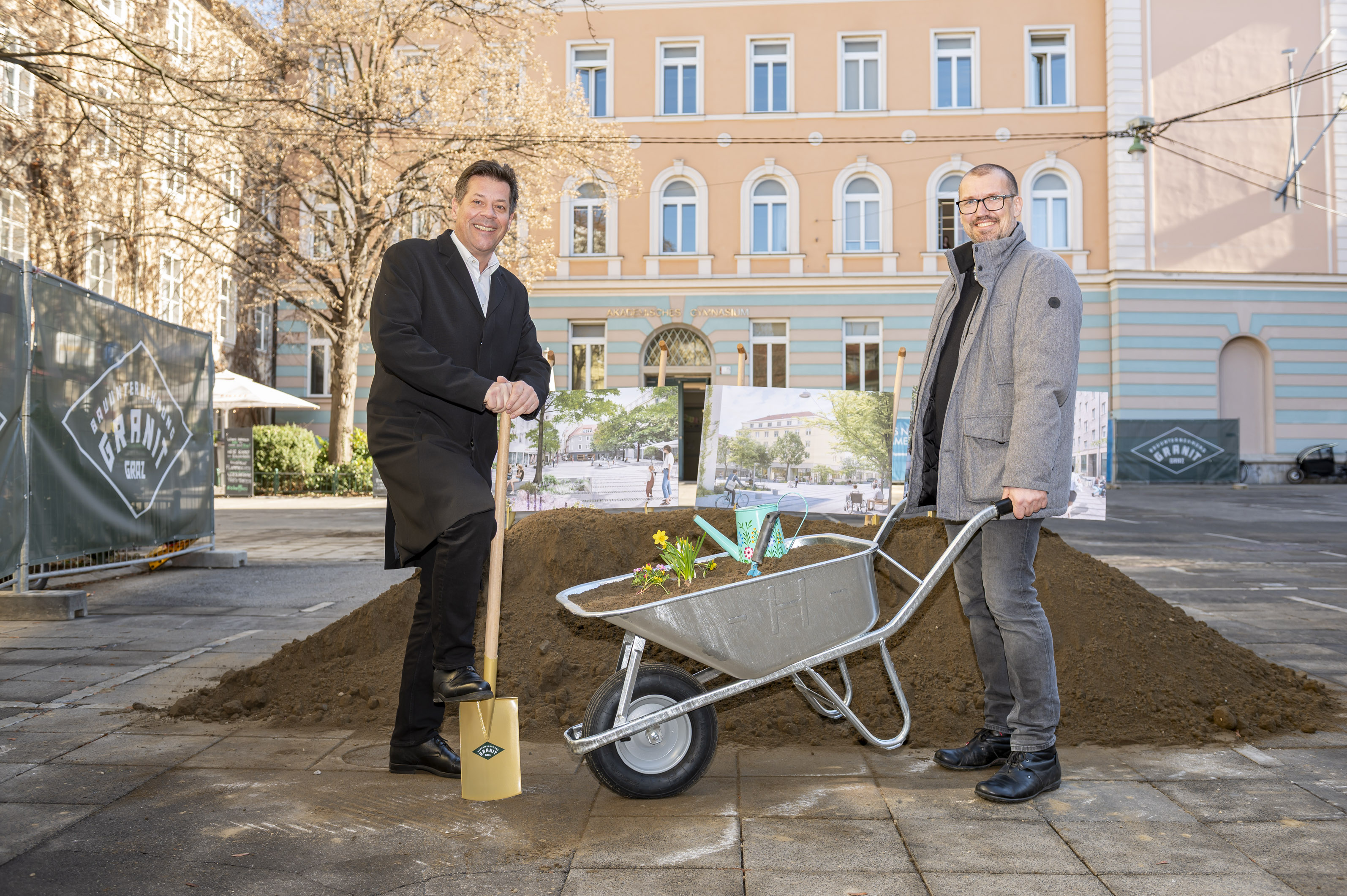Ein neuer Platz wächst: Stadtbaudirektor Bertram Werle und Projektleiter Vladimir Strecansky, v, l.