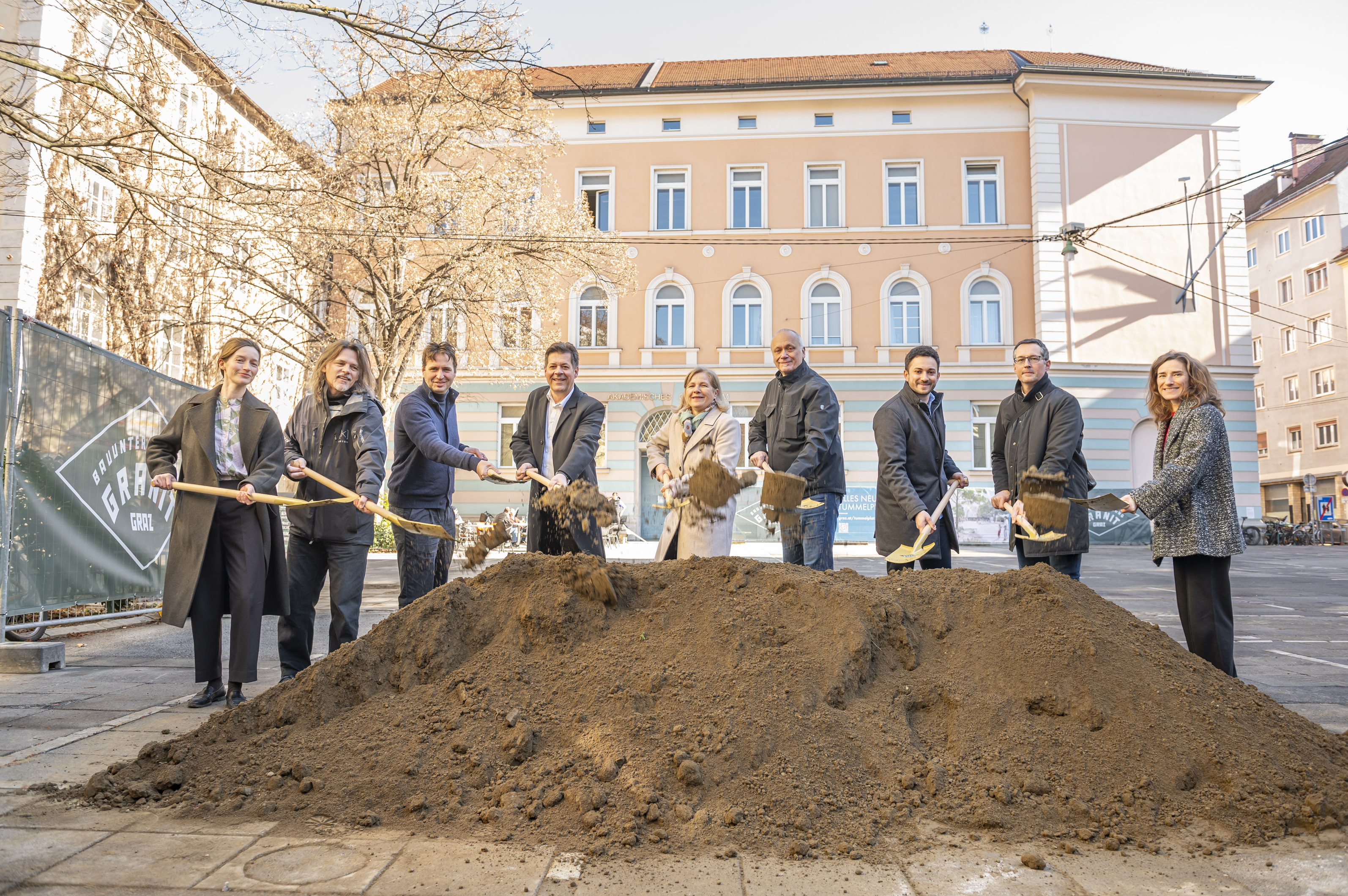 Ein neuer Platz wächst: Spatenstich mit Julia Fröhlich, Martin Konrad, Wolfgang Timmer, Bertram Werle, Judith Schwentner, Alfred Strutzenbeger, David Steinwidder, Bernhard Inninger und Daniela Bischof, v. l.