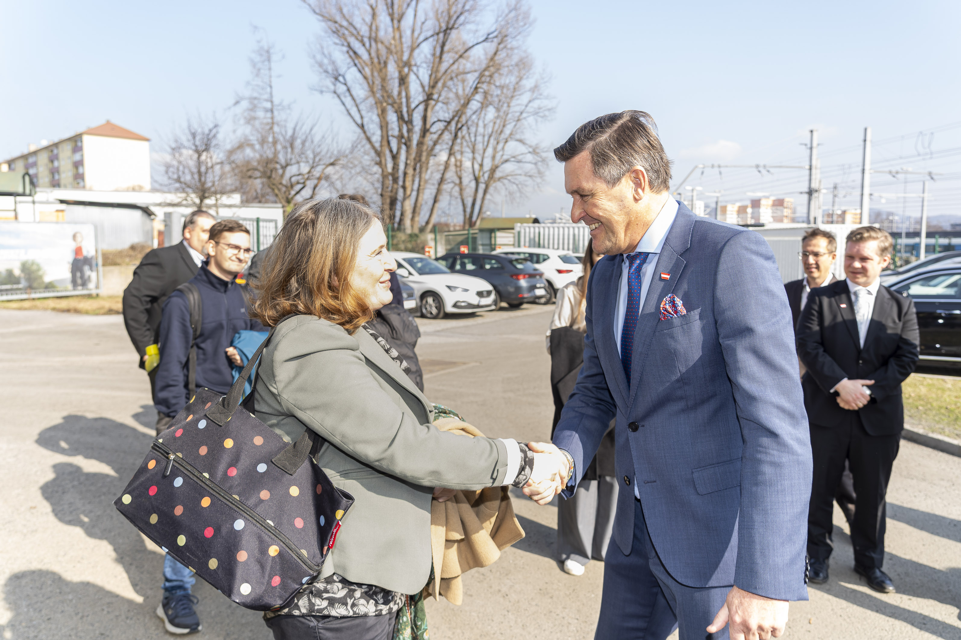 Bundesminister für Mobilität Peter Hanke und Bürgermeisterin Elke Kahr machten sich ein Bild der Lehrwerkstätte. © Stadt Graz/Fischer Bundesminister für Mobilität Peter Hanke und Bürgermeisterin Elke Kahr machten sich ein Bild der Lehrwerkstätte.
