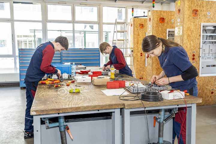 Lehrlinge bei der Arbeit