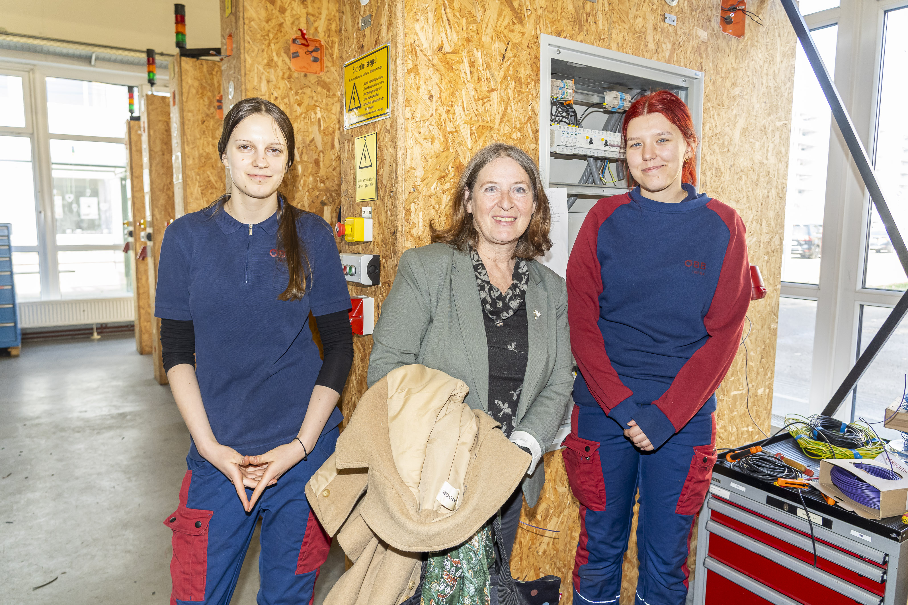 Bürgermeisterin Elke Kahr schaute den zwei Lehrlingen über die Schulter. © Stadt Graz/Fischer Bürgermeisterin Elke Kahr schaute den zwei Lehrlingen über die Schulter.