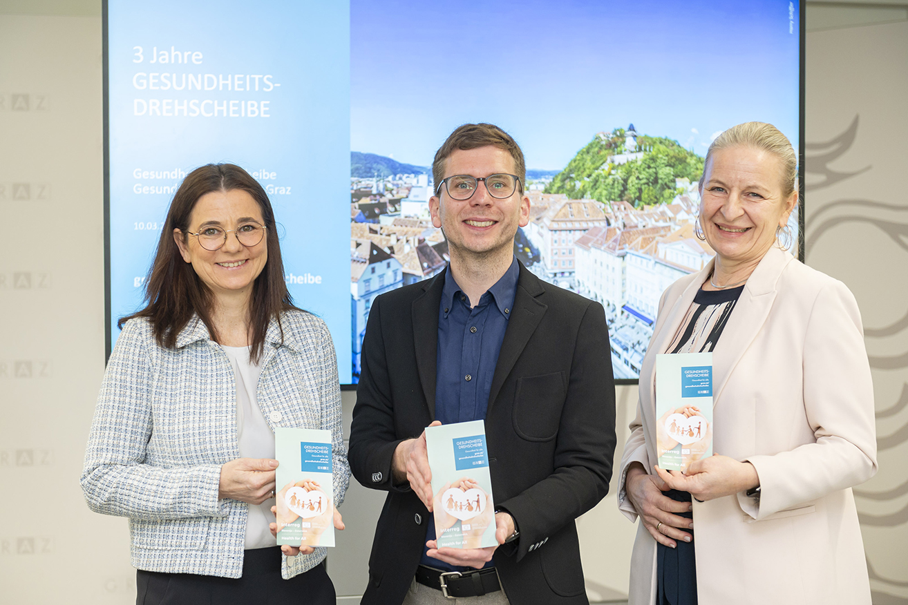 Gesundheitsstadtrat Robert Krotzer mit Gesundheitsamtsleiterin Eva Winter (r.) und  der Leiterin der Gesundheitsdrehscheibe, Eva Koch.