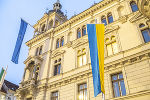 Ukrainische Flagge am Rathaus
