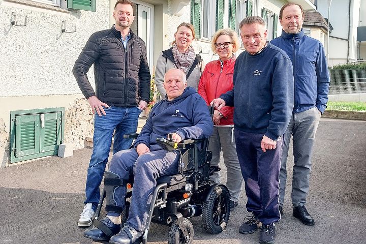 Übergabe des Rollstuhls