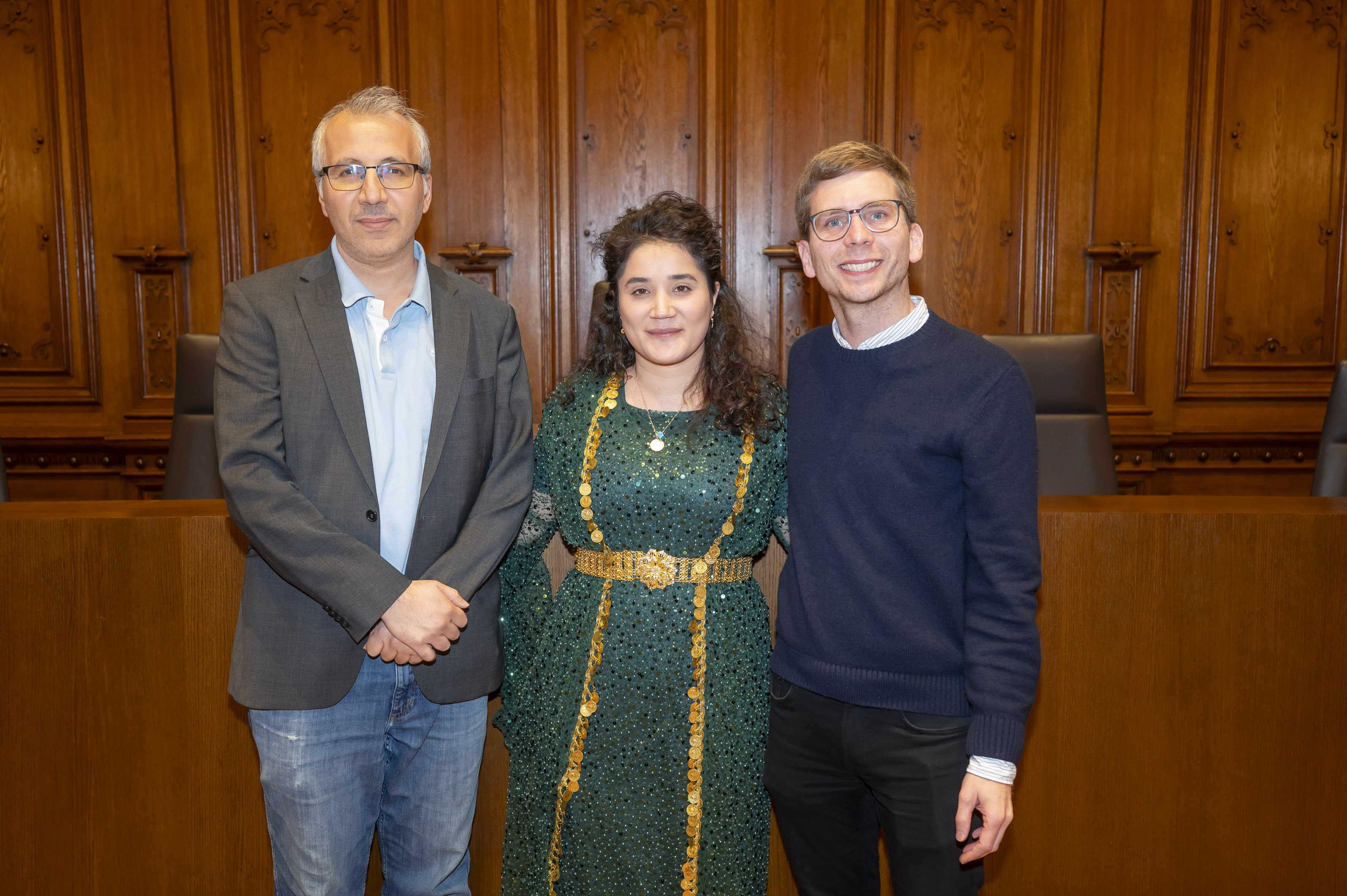 Von rechts: Stadtrat Robert Krotzer mit Rojda Gürel-Kaya und Emrah Alabay