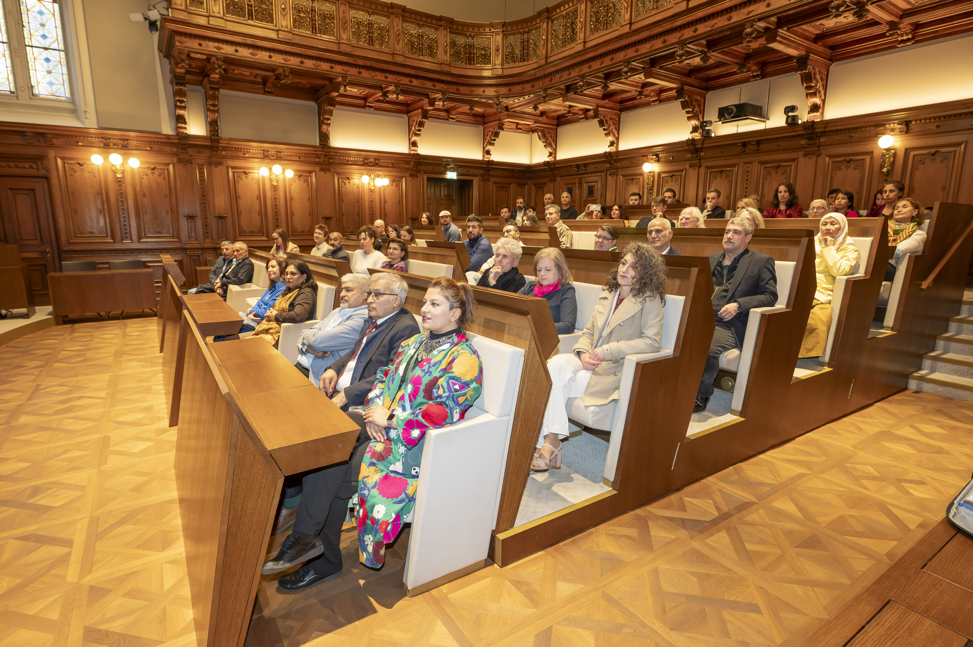 Ein gut gefüllter Gemeinderatssitzungssaal zum Newroz-Fest.