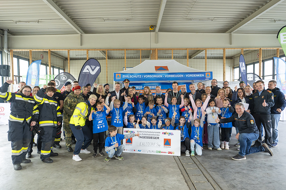 Die Volksschule Kalsdorf 3a gewann den Graz-Bewerb der Kindersicherheitsolympiade 2026. Zur Siegerehrung kamen Ehrengäste aus Politik und Verwaltung. 