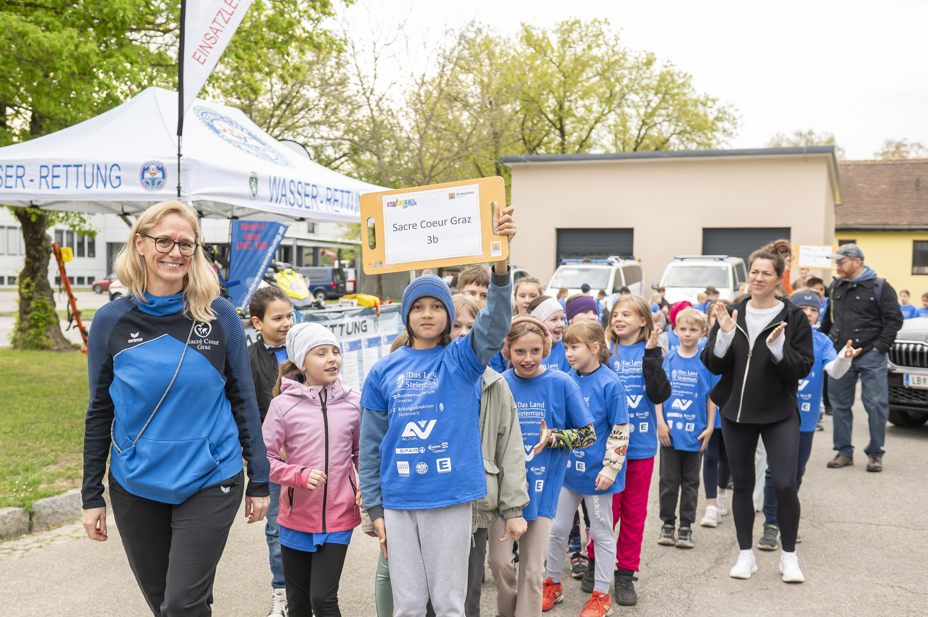 Die Klassen werden traditionell von einem, einer "Tafelträger:in" angeführt. © Stadt Graz/Foto Fischer Die Klassen werden traditionell von einem, einer "Tafelträger:in" angeführt.