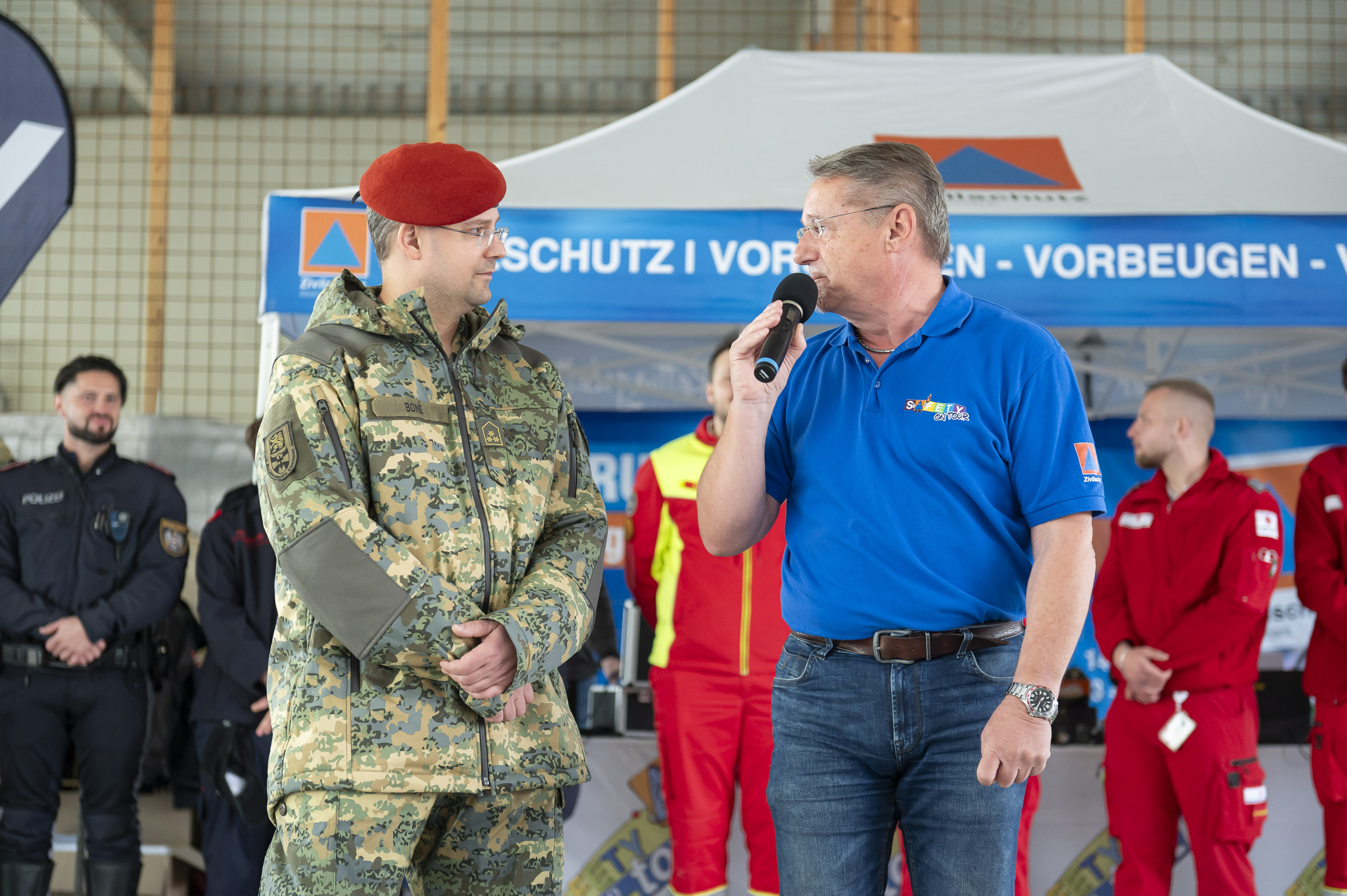 Gastgeber in der Gablenz-Kaserne Hauptmann Matthias Bone (l) mit Zivilschutzverband-Geschäftsführer Heribert Uhl. © Stadt Graz/Foto Fischer Gastgeber in der Gablenz-Kaserne Hauptmann Matthias Bone (l) mit Zivilschutzverband-Geschäftsführer Heribert Uhl.