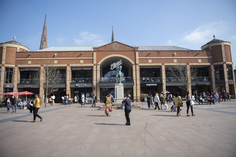 Broadgate & Lady Godiva. Lady Godiva war der Legende nach eine angelsächsische Adelige, die im 11. Jahrhundert ohne Bekleidung durch Coventry ritt und damit ihren Mann veranlasste, die Steuerlasten der Bevölkerung zu senken.