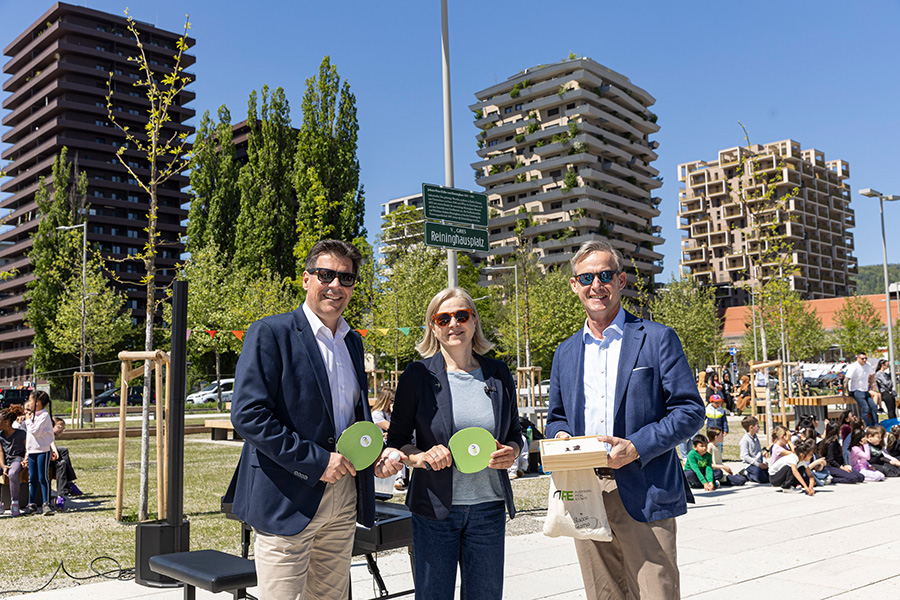 Reininghaus feiert! Judith Schwentner (M.), Bertram Werle (l.) und Gerald Beck nahmen die Eröffnungsfeier dank der ARE-Gastgeschenke sportlich.