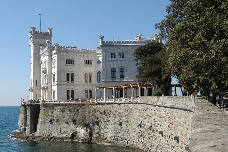 Das Schloss Miramare vor den Toren von Triest