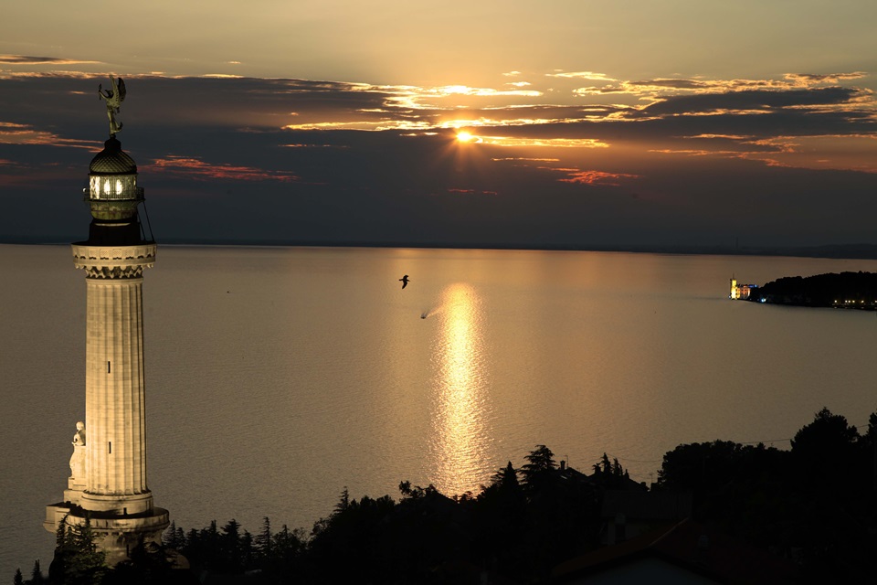 Der Siegesleuchtturm (Faro della Vittoria), der einen spektakulären Blick auf den Golf von Triest bietet